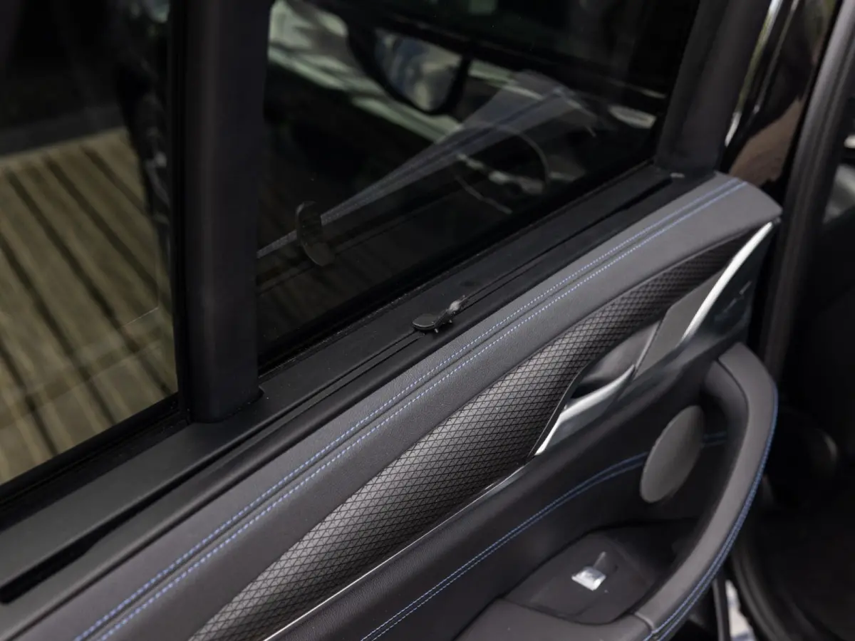 xDrive30e High Executive | M-SPORT | PANO-SCHUIFDAK | HARMAN KARDON | HEAD-UP | CAMERA | LEER