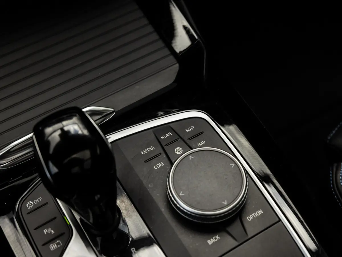 xDrive30e High Executive | M-SPORT | PANO-SCHUIFDAK | HARMAN KARDON | HEAD-UP | CAMERA | LEER