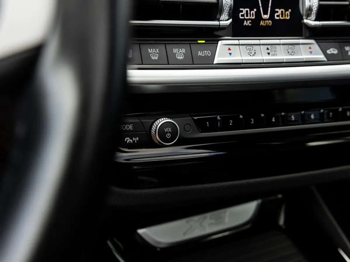 xDrive30e High Executive | M-SPORT | PANO-SCHUIFDAK | HARMAN KARDON | HEAD-UP | CAMERA | LEER