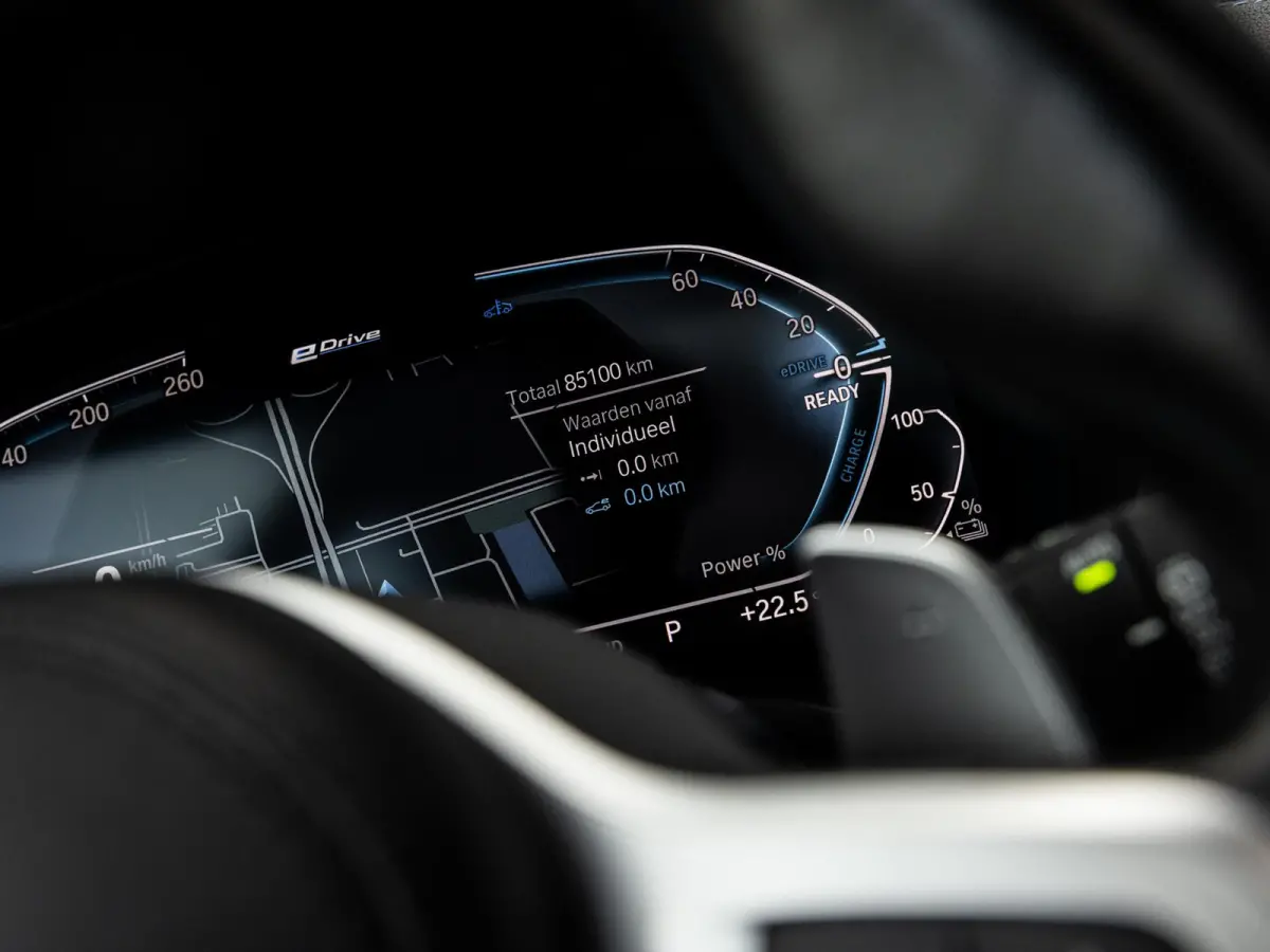 xDrive30e High Executive | M-SPORT | PANO-SCHUIFDAK | HARMAN KARDON | HEAD-UP | CAMERA | LEER