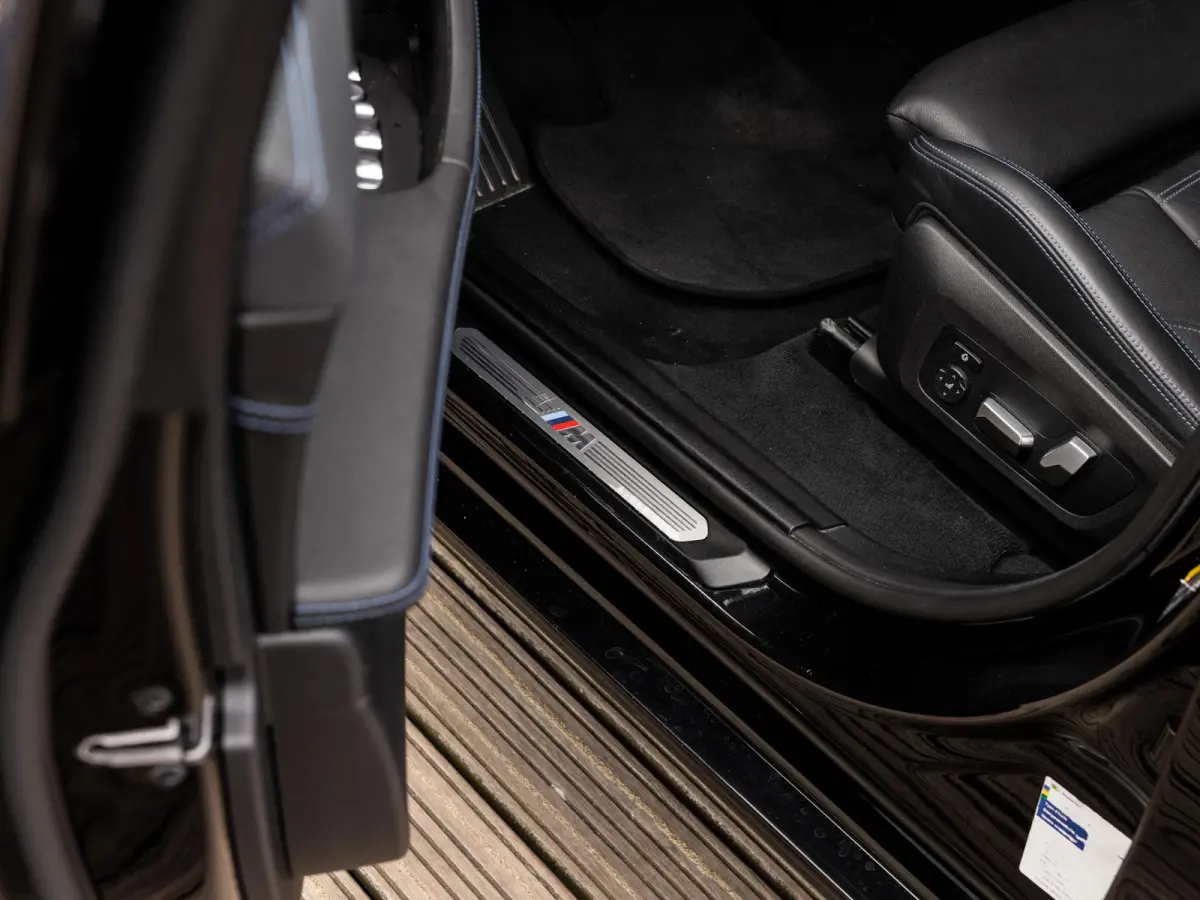 xDrive30e High Executive | M-SPORT | PANO-SCHUIFDAK | HARMAN KARDON | HEAD-UP | CAMERA | LEER