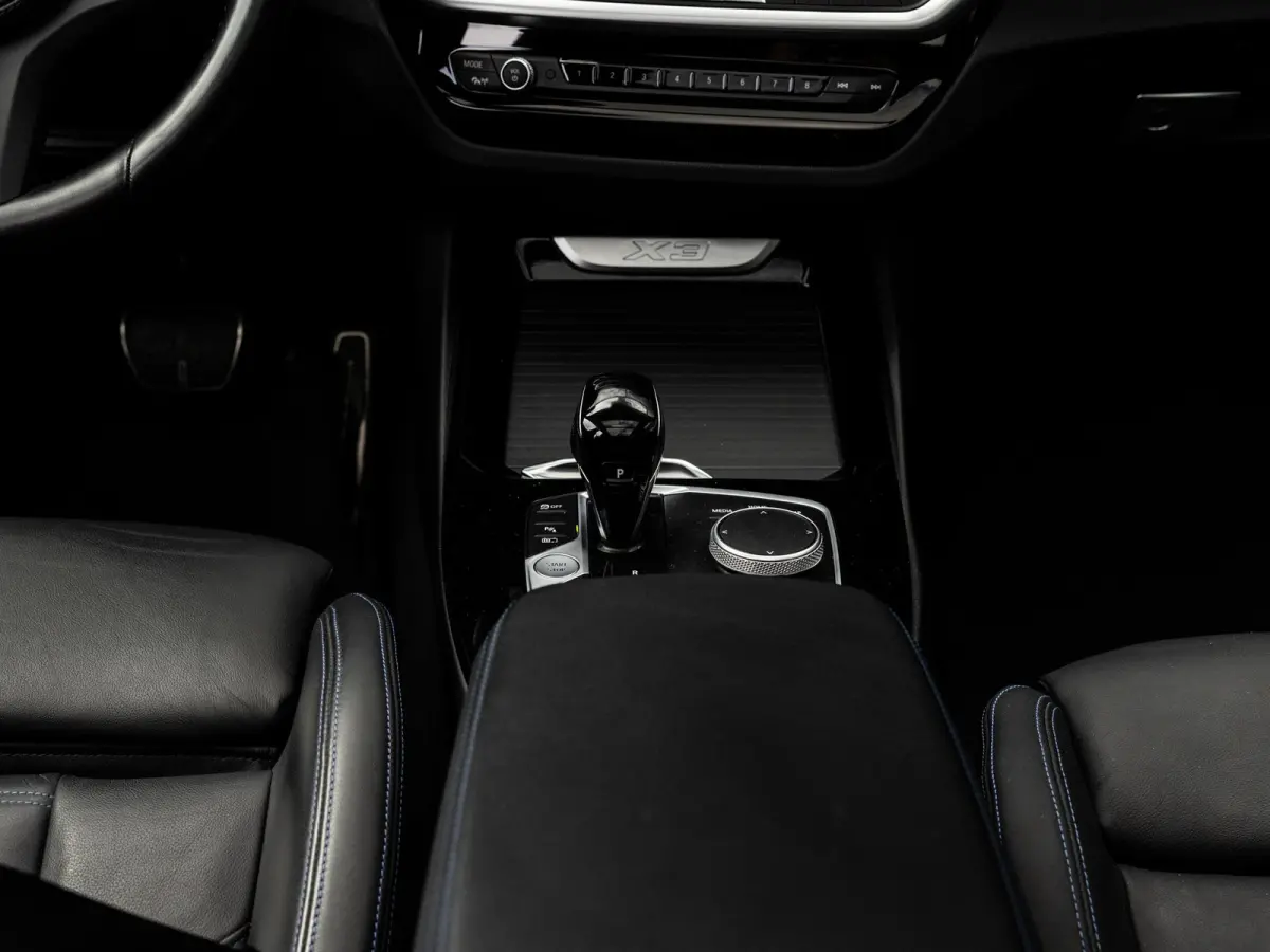 xDrive30e High Executive | M-SPORT | PANO-SCHUIFDAK | HARMAN KARDON | HEAD-UP | CAMERA | LEER