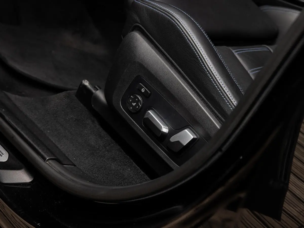 xDrive30e High Executive | M-SPORT | PANO-SCHUIFDAK | HARMAN KARDON | HEAD-UP | CAMERA | LEER