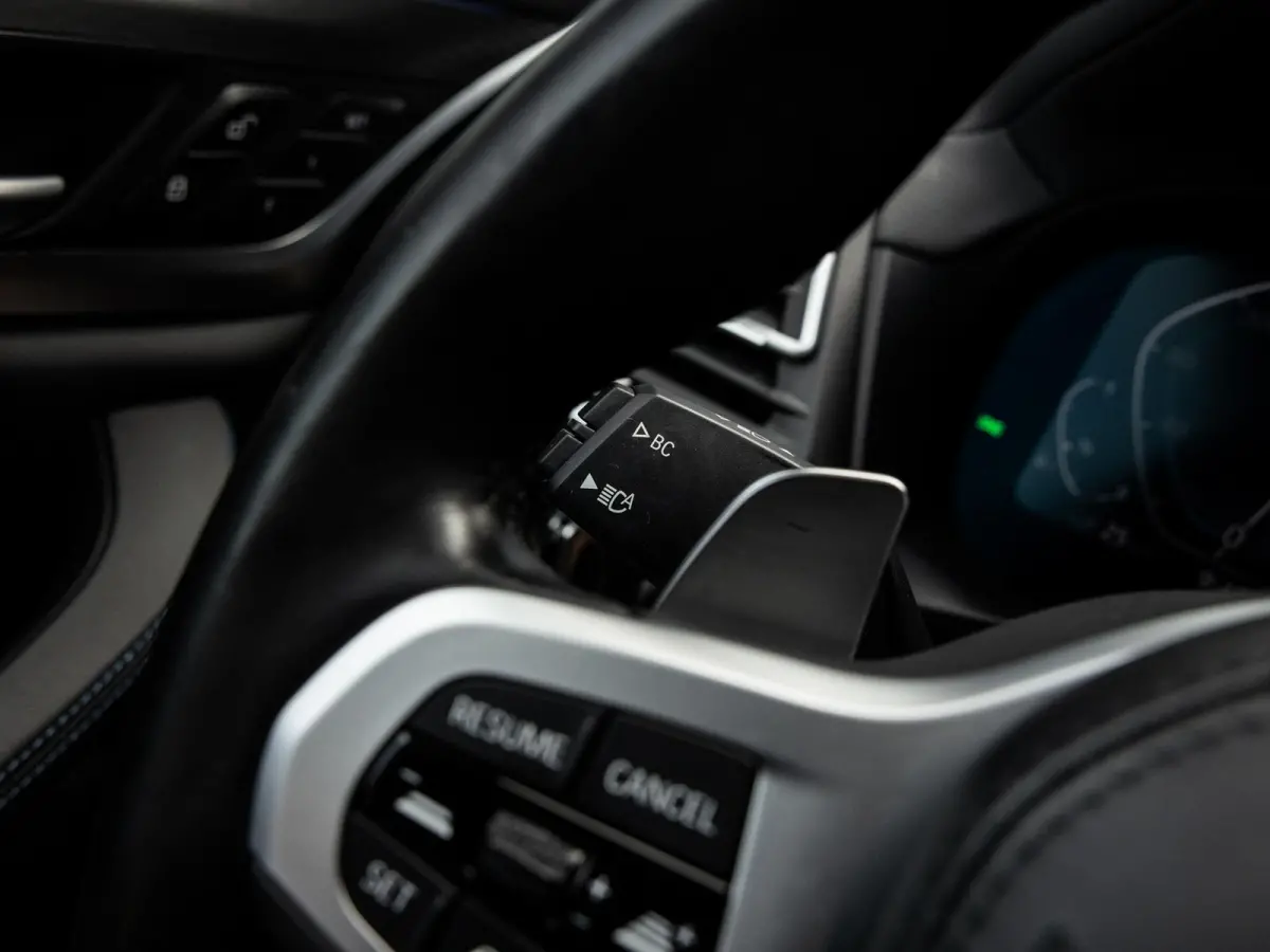 xDrive30e High Executive | M-SPORT | PANO-SCHUIFDAK | HARMAN KARDON | HEAD-UP | CAMERA | LEER