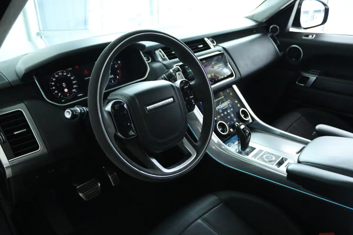 3.0 P400 MHEV HST "OP AFSPRAAK" | Cruise Control | Schuifdak | Alcantara Hemel | Stoelventilatie | Meridian | Carbon | Camera | Carplay | Luchtvering
