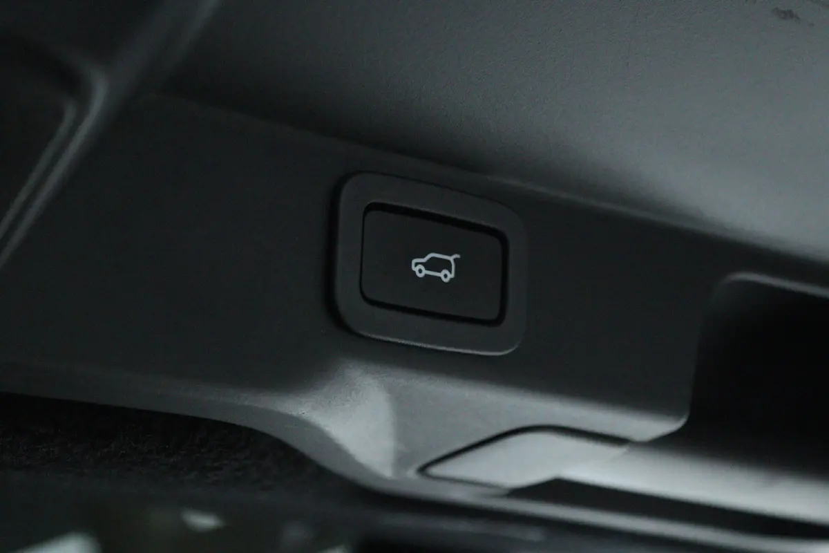 3.0 P400 MHEV HST "OP AFSPRAAK" | Cruise Control | Schuifdak | Alcantara Hemel | Stoelventilatie | Meridian | Carbon | Camera | Carplay | Luchtvering