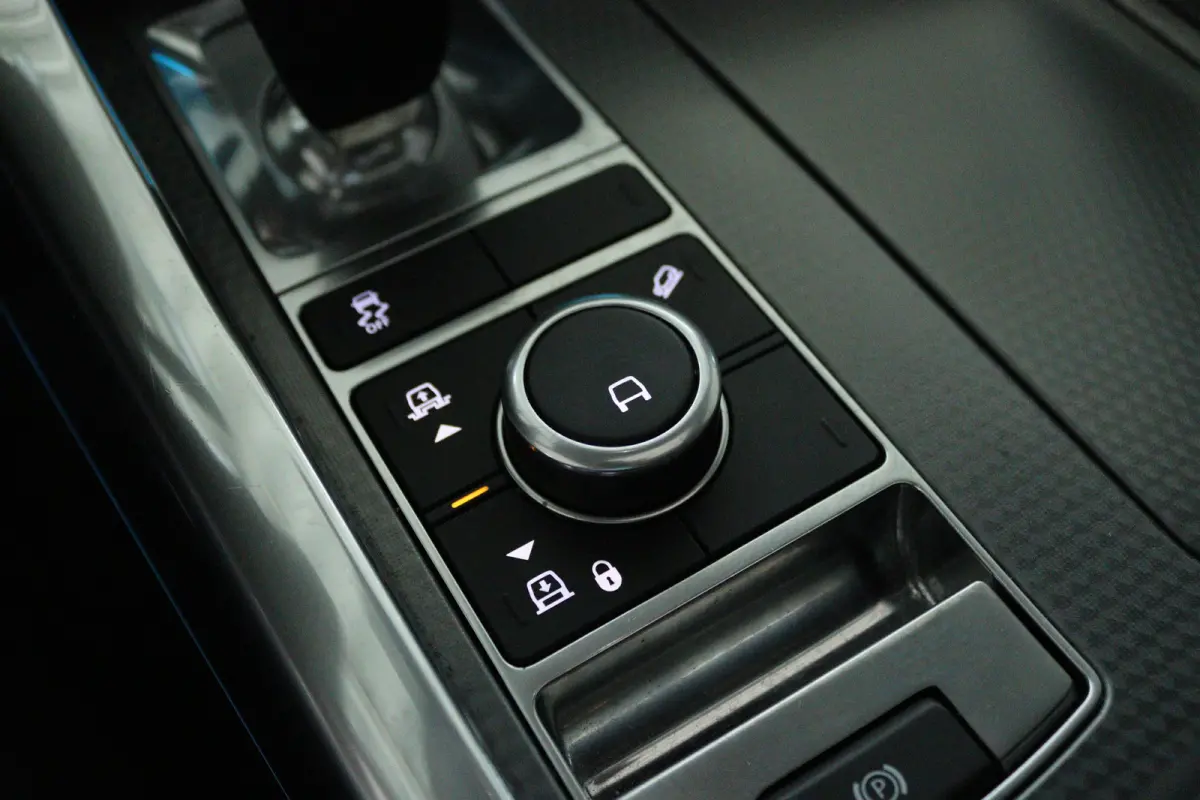 3.0 P400 MHEV HST "OP AFSPRAAK" | Cruise Control | Schuifdak | Alcantara Hemel | Stoelventilatie | Meridian | Carbon | Camera | Carplay | Luchtvering