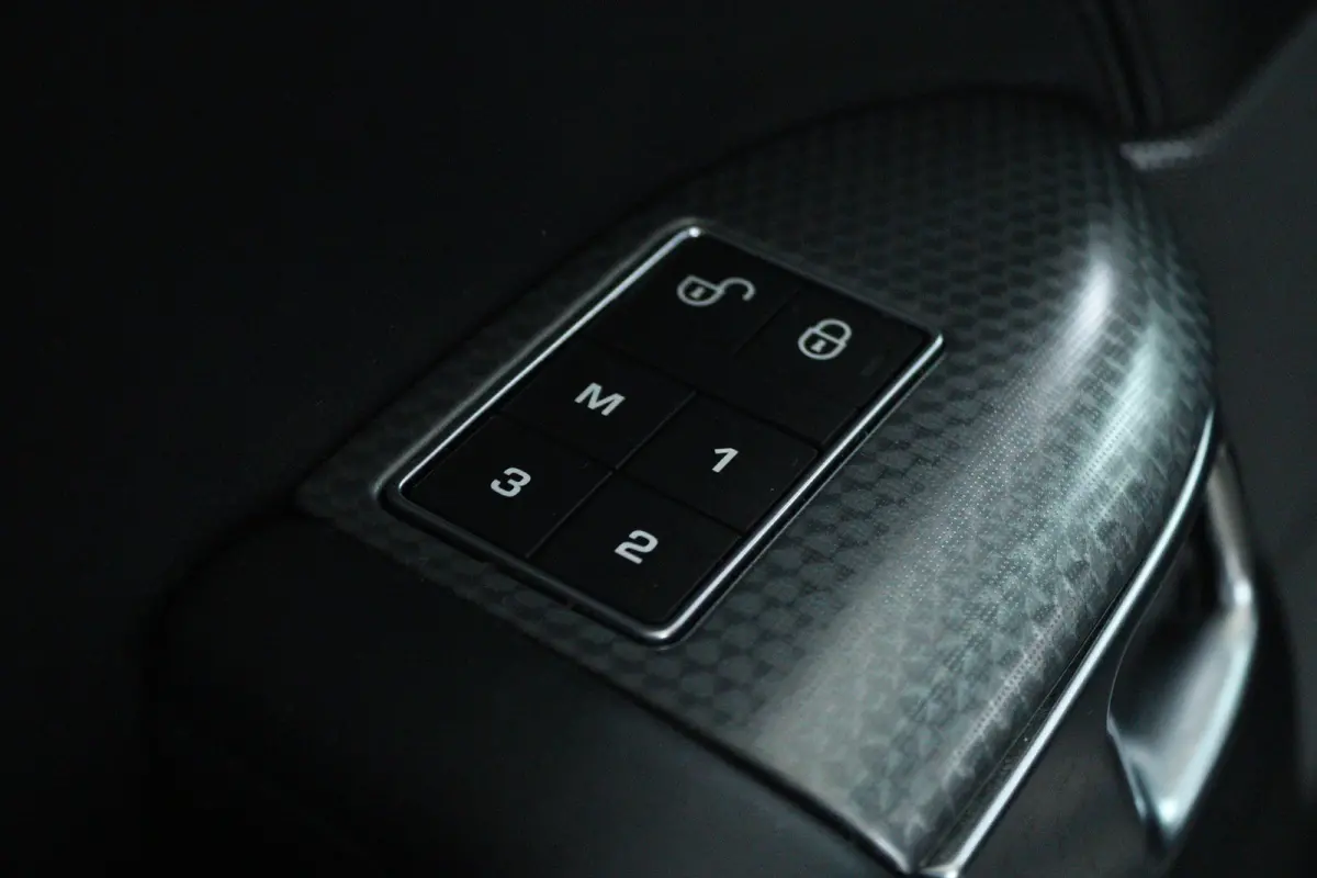 3.0 P400 MHEV HST "OP AFSPRAAK" | Cruise Control | Schuifdak | Alcantara Hemel | Stoelventilatie | Meridian | Carbon | Camera | Carplay | Luchtvering