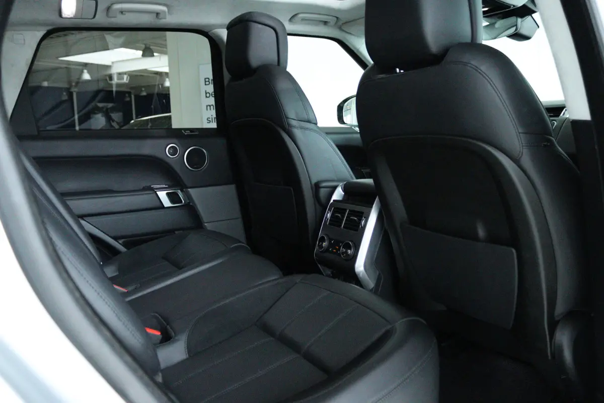 3.0 P400 MHEV HST "OP AFSPRAAK" | Cruise Control | Schuifdak | Alcantara Hemel | Stoelventilatie | Meridian | Carbon | Camera | Carplay | Luchtvering