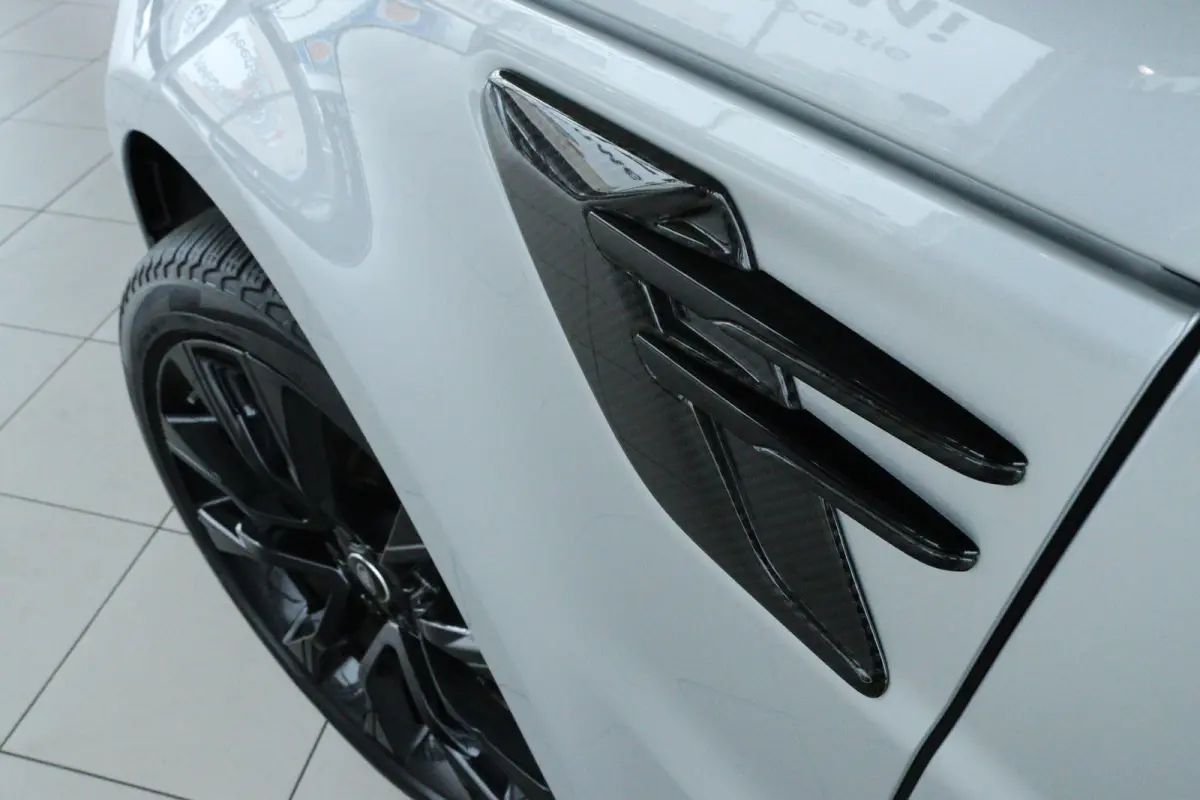 3.0 P400 MHEV HST "OP AFSPRAAK" | Cruise Control | Schuifdak | Alcantara Hemel | Stoelventilatie | Meridian | Carbon | Camera | Carplay | Luchtvering