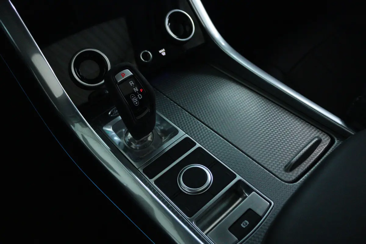 3.0 P400 MHEV HST "OP AFSPRAAK" | Cruise Control | Schuifdak | Alcantara Hemel | Stoelventilatie | Meridian | Carbon | Camera | Carplay | Luchtvering