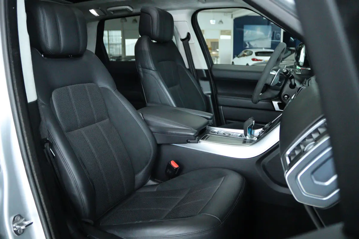 3.0 P400 MHEV HST "OP AFSPRAAK" | Cruise Control | Schuifdak | Alcantara Hemel | Stoelventilatie | Meridian | Carbon | Camera | Carplay | Luchtvering