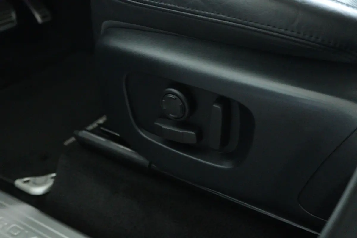 3.0 P400 MHEV HST "OP AFSPRAAK" | Cruise Control | Schuifdak | Alcantara Hemel | Stoelventilatie | Meridian | Carbon | Camera | Carplay | Luchtvering