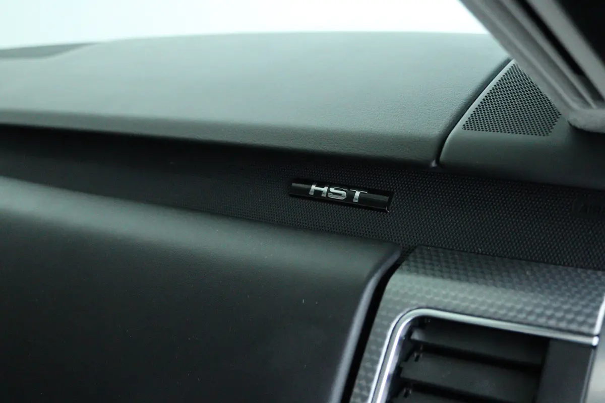 3.0 P400 MHEV HST "OP AFSPRAAK" | Cruise Control | Schuifdak | Alcantara Hemel | Stoelventilatie | Meridian | Carbon | Camera | Carplay | Luchtvering