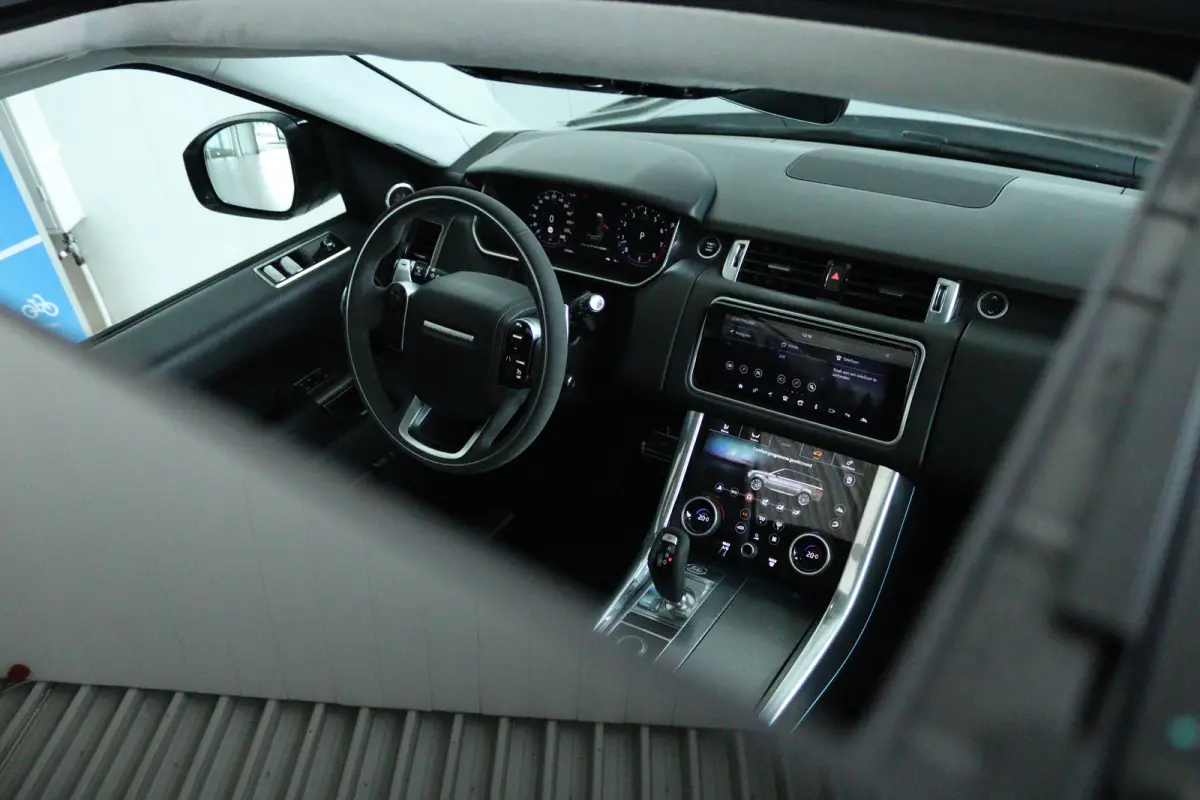 3.0 P400 MHEV HST "OP AFSPRAAK" | Cruise Control | Schuifdak | Alcantara Hemel | Stoelventilatie | Meridian | Carbon | Camera | Carplay | Luchtvering