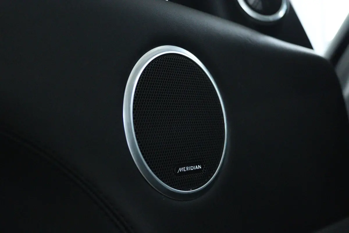 3.0 P400 MHEV HST "OP AFSPRAAK" | Cruise Control | Schuifdak | Alcantara Hemel | Stoelventilatie | Meridian | Carbon | Camera | Carplay | Luchtvering