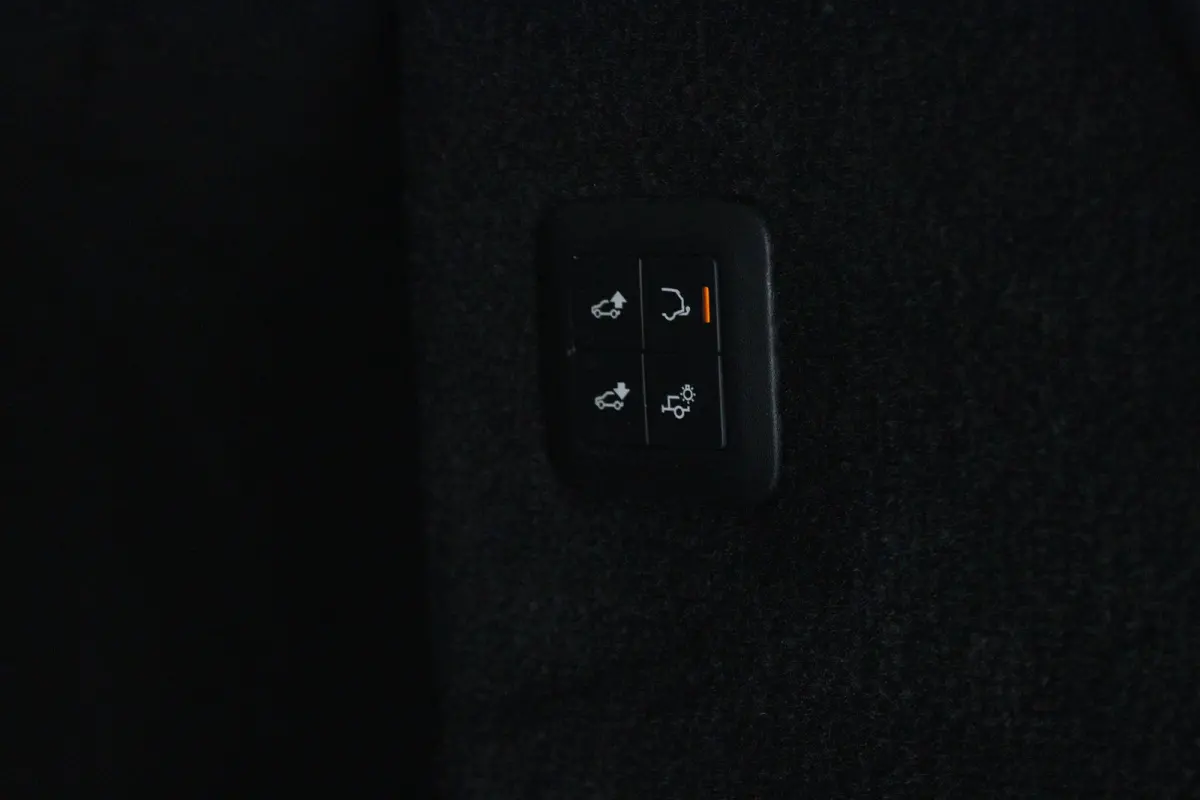 3.0 P400 MHEV HST "OP AFSPRAAK" | Cruise Control | Schuifdak | Alcantara Hemel | Stoelventilatie | Meridian | Carbon | Camera | Carplay | Luchtvering