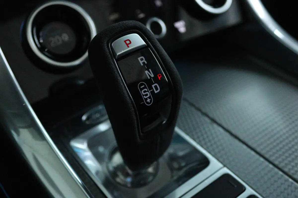 3.0 P400 MHEV HST "OP AFSPRAAK" | Cruise Control | Schuifdak | Alcantara Hemel | Stoelventilatie | Meridian | Carbon | Camera | Carplay | Luchtvering