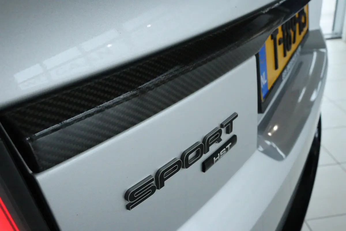 3.0 P400 MHEV HST "OP AFSPRAAK" | Cruise Control | Schuifdak | Alcantara Hemel | Stoelventilatie | Meridian | Carbon | Camera | Carplay | Luchtvering