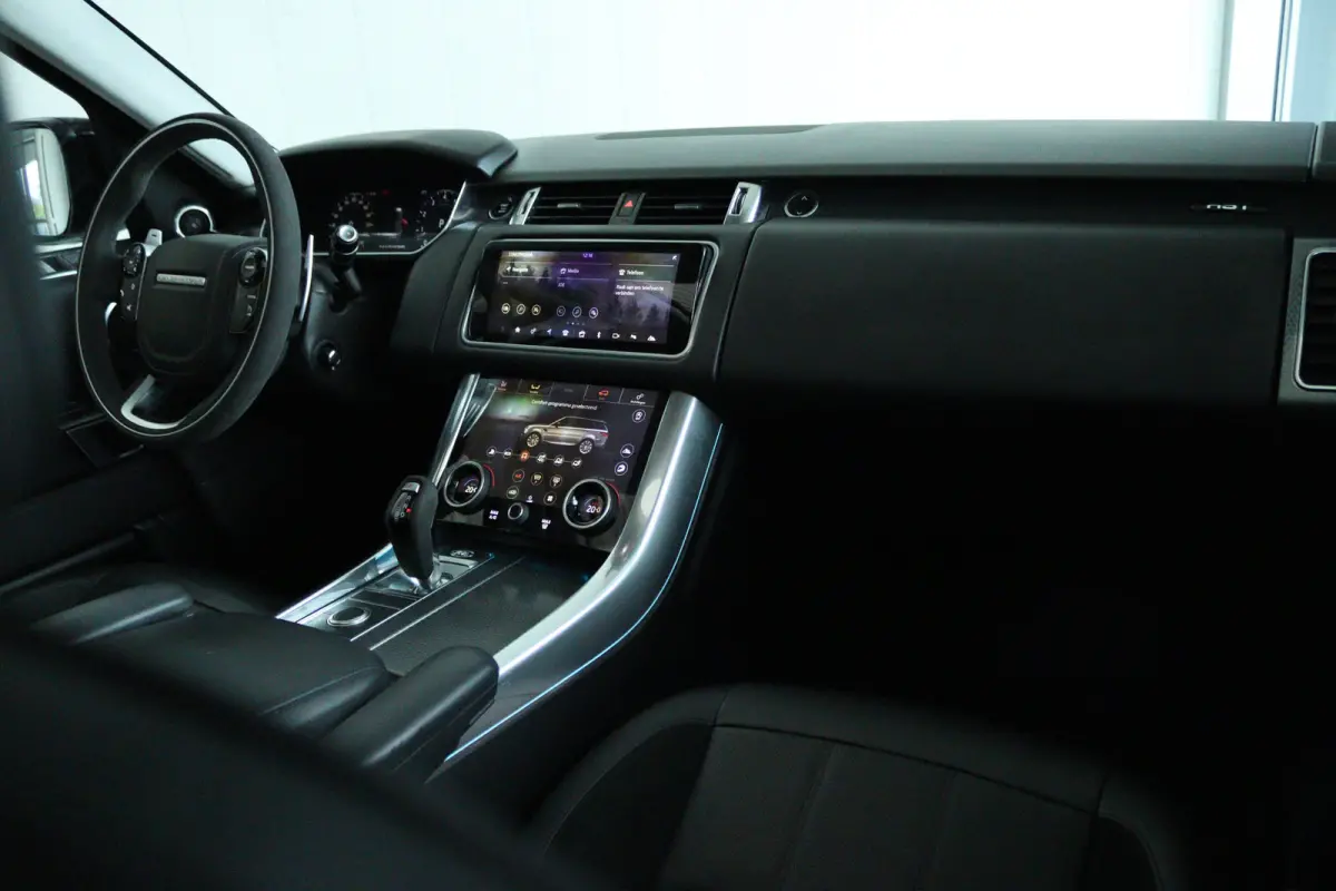 3.0 P400 MHEV HST "OP AFSPRAAK" | Cruise Control | Schuifdak | Alcantara Hemel | Stoelventilatie | Meridian | Carbon | Camera | Carplay | Luchtvering