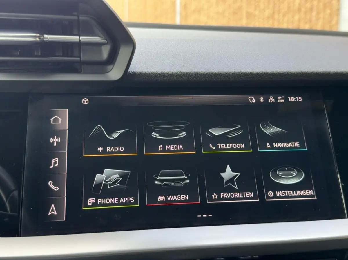 30 TFSI Advanced edition Automaat | Sportstoelen met lendensteun | 17 inch lichtmetalen velgen | Navigatiesysteem | Apple CarPlay | LED verlichting | Cruise control en rijbaan assistent | Pa