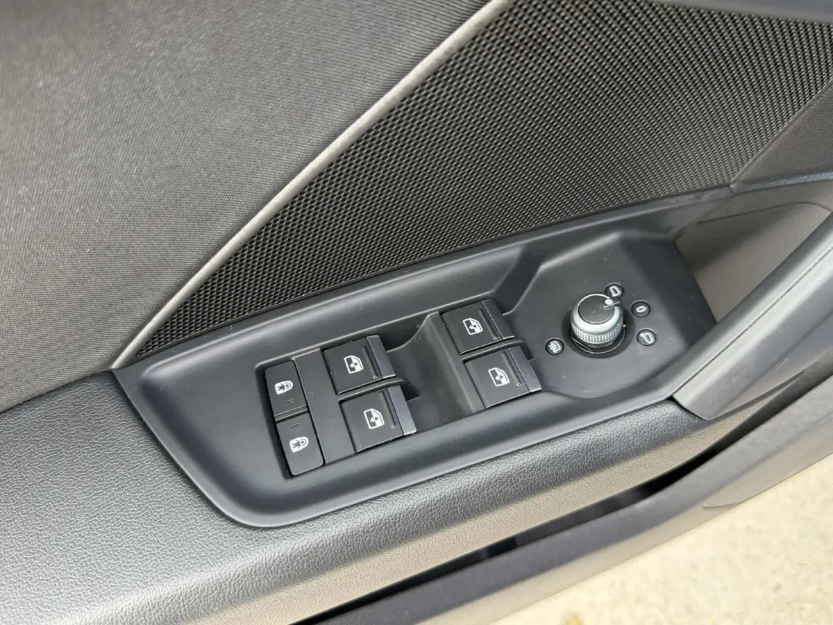 30 TFSI Advanced edition Automaat | Sportstoelen met lendensteun | 17 inch lichtmetalen velgen | Navigatiesysteem | Apple CarPlay | LED verlichting | Cruise control en rijbaan assistent | Pa