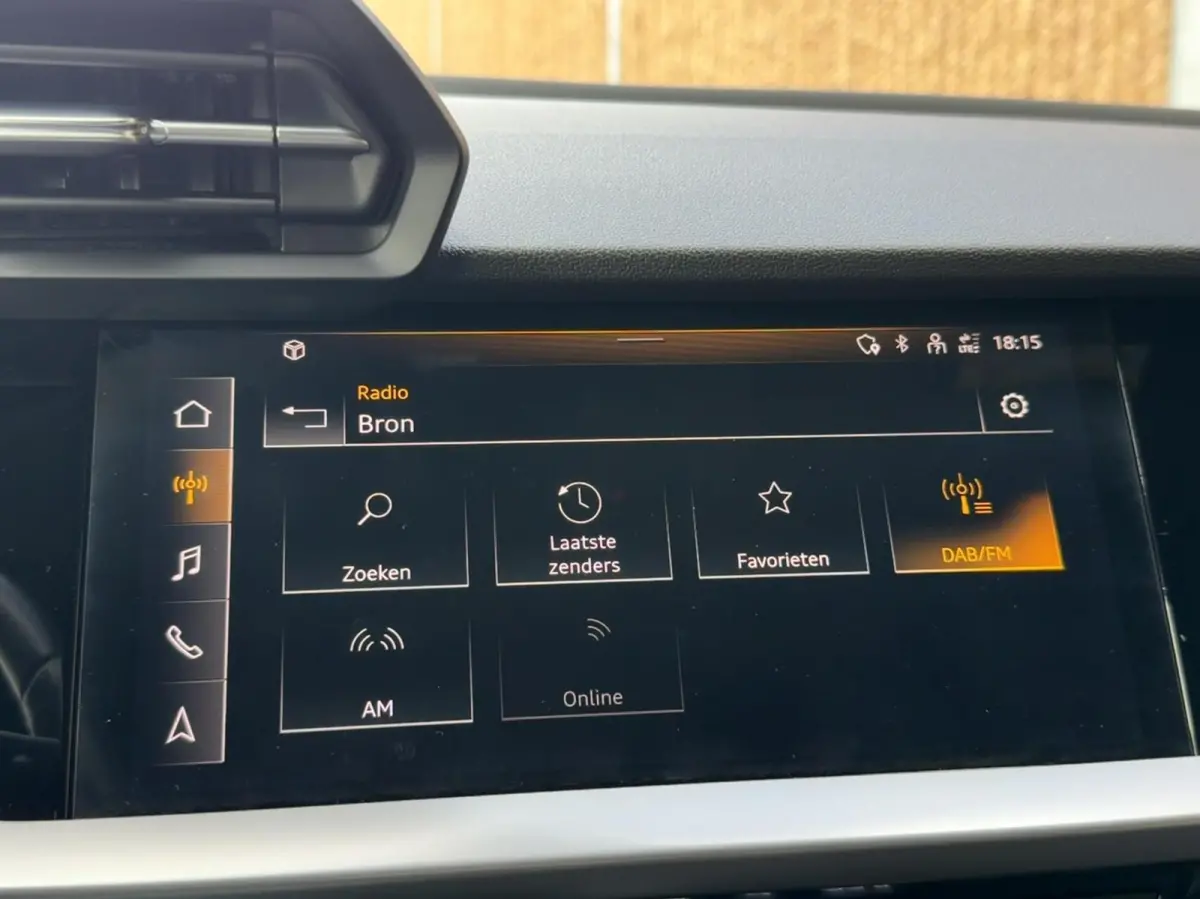 30 TFSI Advanced edition Automaat | Sportstoelen met lendensteun | 17 inch lichtmetalen velgen | Navigatiesysteem | Apple CarPlay | LED verlichting | Cruise control en rijbaan assistent | Pa