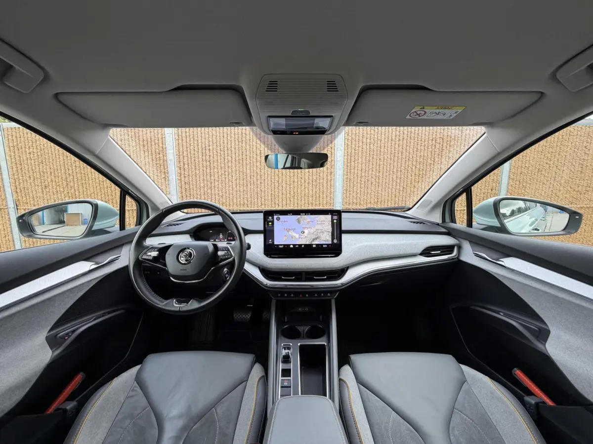 80 Leer/alcantara SoH 96,23% | Warmtepomp | LED koplampen | Sfeerverlichting | Parkeersensoren voor en achter | Navigatiesysteem | Apple CarPlay/Android Auto Full-Link | Cruise & Climate con