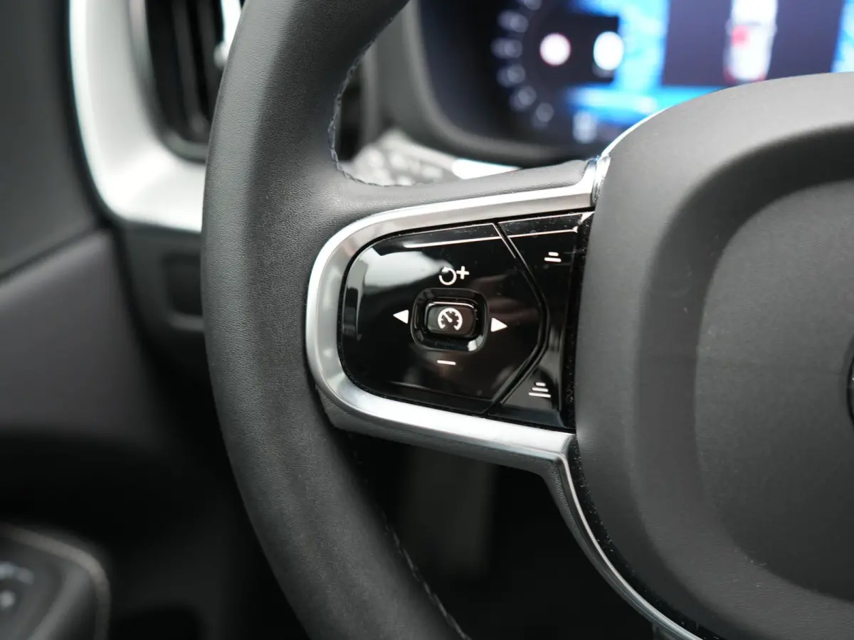 T8 AWD Plus Dark LONG RANGE PHEV 455pk Dealer O.H. | Trekhaak Af Fabriek | Panodak | Lederen Sportstoelen Memory & Verwarmd | Stuur Verwarmd | Keyless | Apple Carplay | Google Assistent | DA