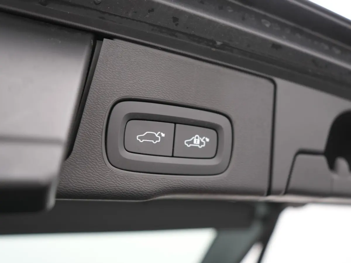 T8 AWD Plus Dark LONG RANGE PHEV 455pk Dealer O.H. | Trekhaak Af Fabriek | Panodak | Lederen Sportstoelen Memory & Verwarmd | Stuur Verwarmd | Keyless | Apple Carplay | Google Assistent | DA