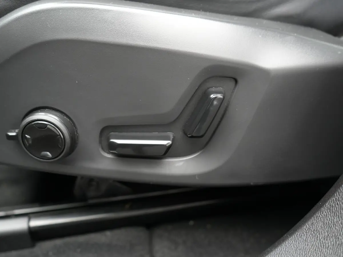 T8 AWD Plus Dark LONG RANGE PHEV 455pk Dealer O.H. | Trekhaak Af Fabriek | Panodak | Lederen Sportstoelen Memory & Verwarmd | Stuur Verwarmd | Keyless | Apple Carplay | Google Assistent | DA