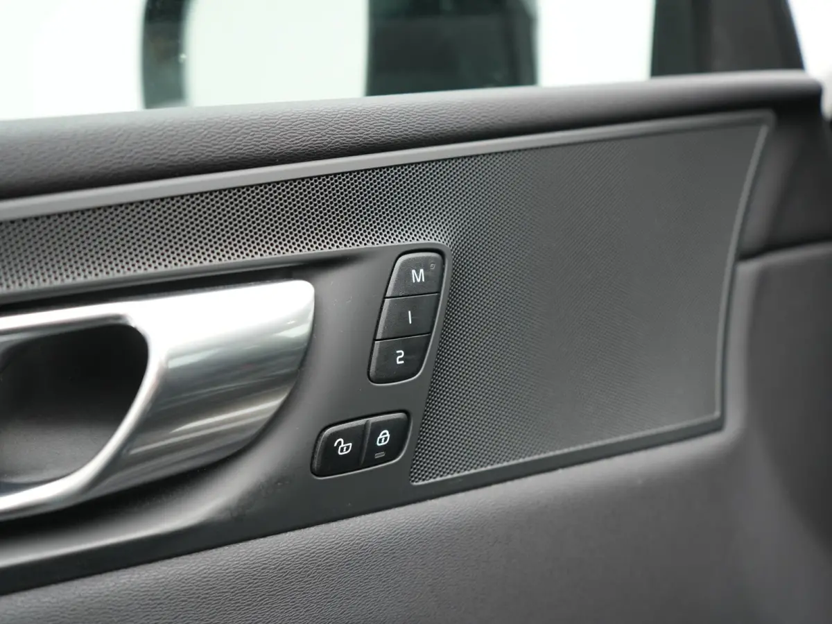 T8 AWD Plus Dark LONG RANGE PHEV 455pk Dealer O.H. | Trekhaak Af Fabriek | Panodak | Lederen Sportstoelen Memory & Verwarmd | Stuur Verwarmd | Keyless | Apple Carplay | Google Assistent | DA