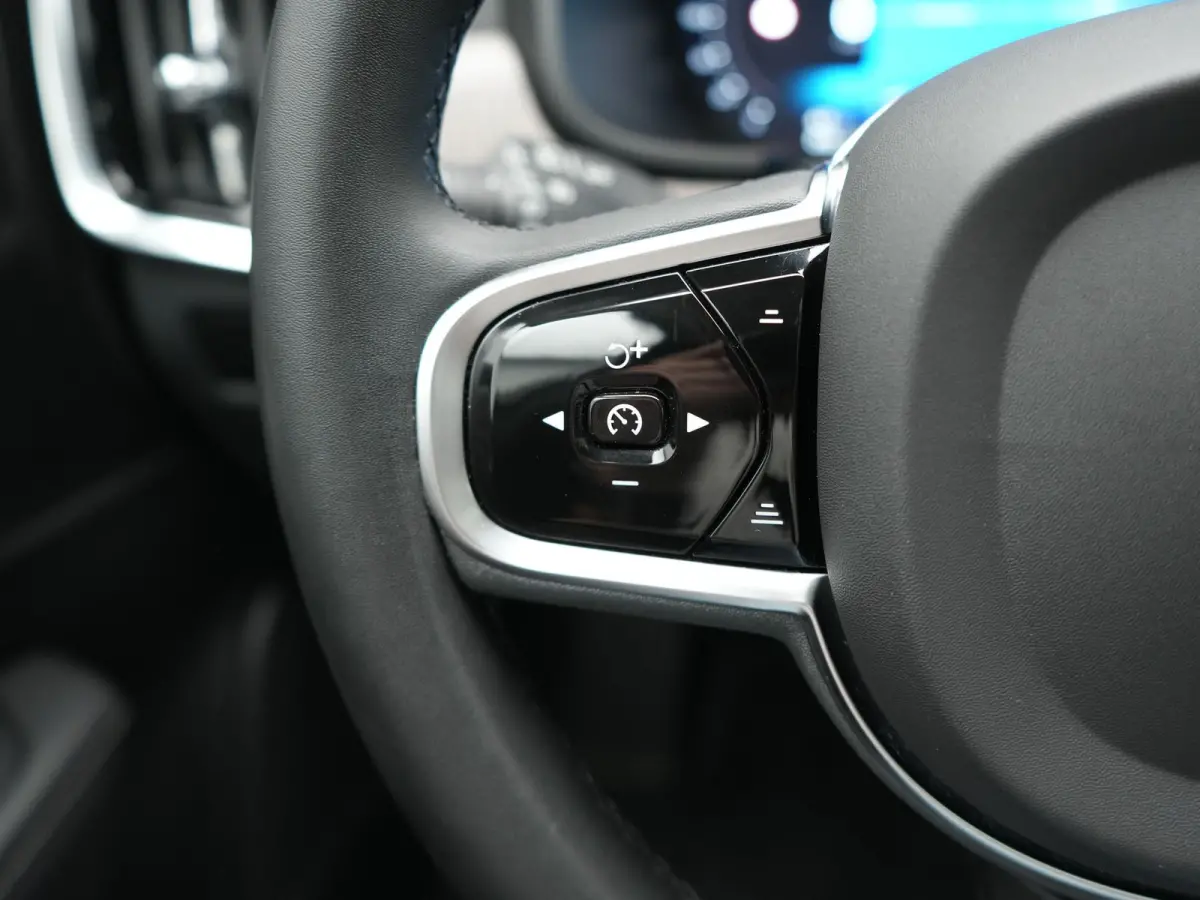 T6 AWD Plus Dark LONG RANGE PHEV 350pk Dealer O.H. | Trekhaak Af Fabriek | Panodak | Adaptive Cruise | Camera | Harman / Kardon | Lederen Comfortzetels Memory & Ventilatie | Keyless | Blis |