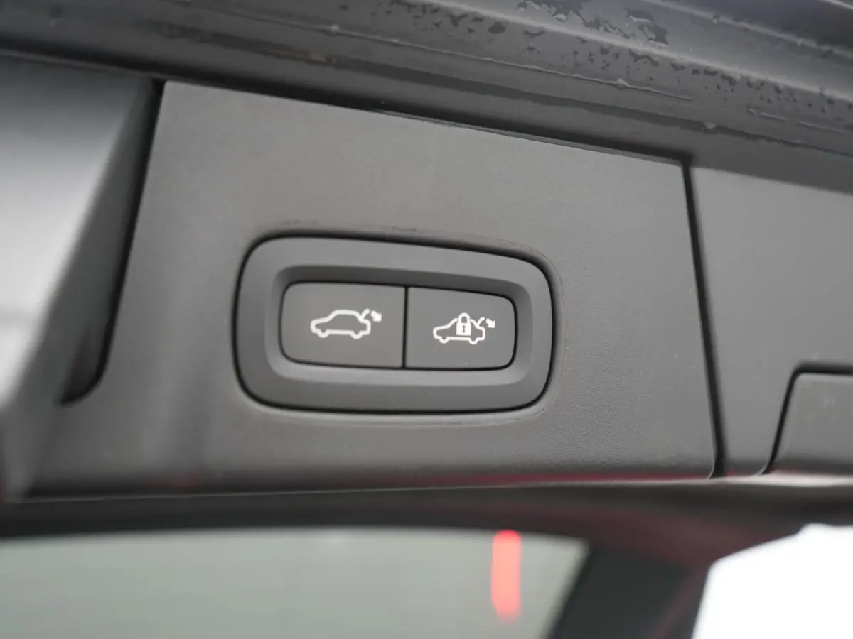 T6 AWD Plus Dark LONG RANGE PHEV 350pk Dealer O.H. | Trekhaak Af Fabriek | Panodak | Adaptive Cruise | Camera | Harman / Kardon | Lederen Comfortzetels Memory & Ventilatie | Keyless | Blis |
