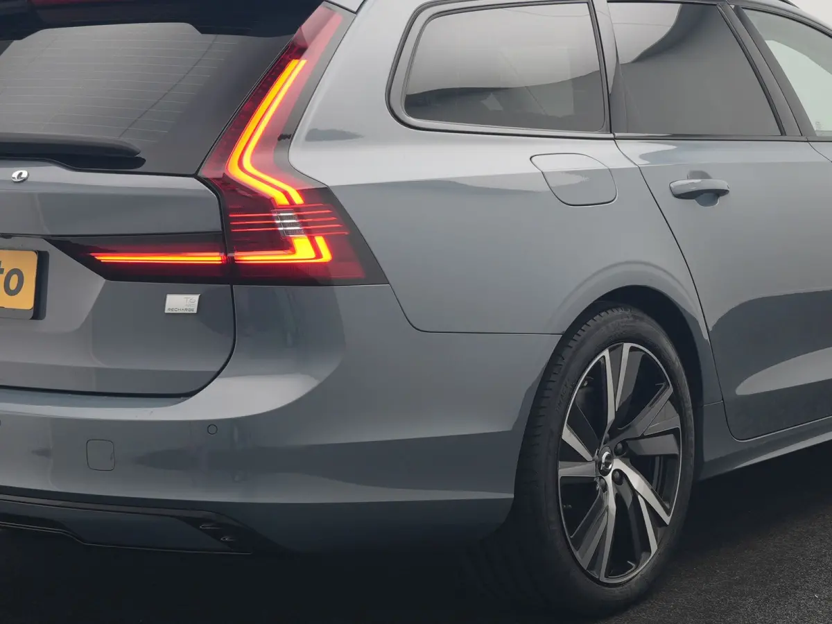 T6 AWD Plus Dark LONG RANGE PHEV 350pk Dealer O.H. | Trekhaak Af Fabriek | Panodak | Adaptive Cruise | Camera | Harman / Kardon | Lederen Comfortzetels Memory & Ventilatie | Keyless | Blis |