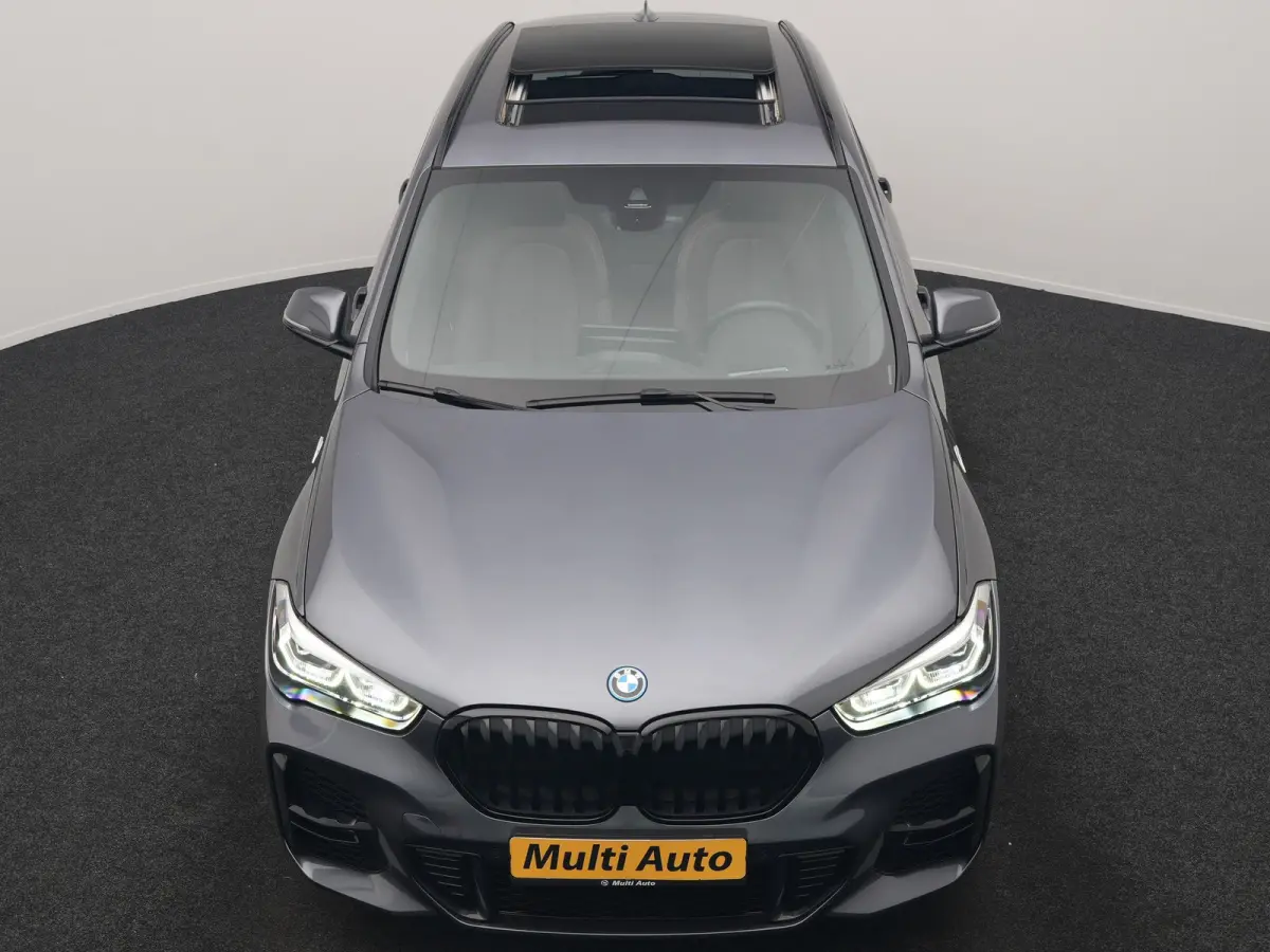 xDrive25e M Sport PHEV 221pk Dealer O.H. | Trekhaak Afn. | Panodak | Head Up | Adaptive Cruise | Camera | Lederen Sportstoelen Memory & Verwarmd | Keyless | Sfeerverlichting | Navigatie | DA