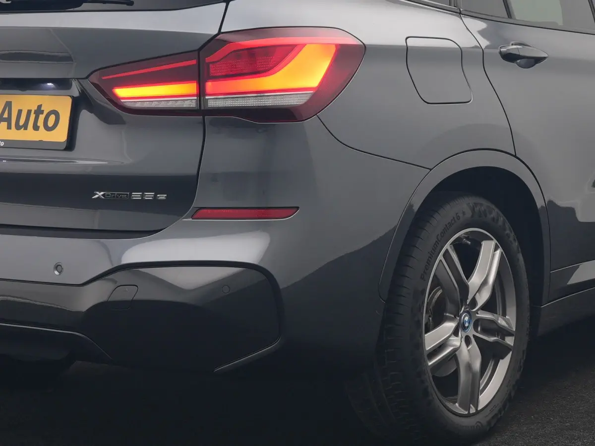 xDrive25e M Sport PHEV 221pk Dealer O.H. | Trekhaak Afn. | Panodak | Head Up | Adaptive Cruise | Camera | Lederen Sportstoelen Memory & Verwarmd | Keyless | Sfeerverlichting | Navigatie | DA