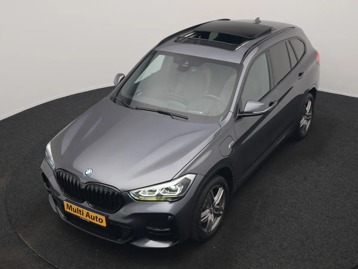 xDrive25e M Sport PHEV 221pk Dealer O.H. | Trekhaak Afn. | Panodak | Head Up | Adaptive Cruise | Camera | Lederen Sportstoelen Memory & Verwarmd | Keyless | Sfeerverlichting | Navigatie | DA