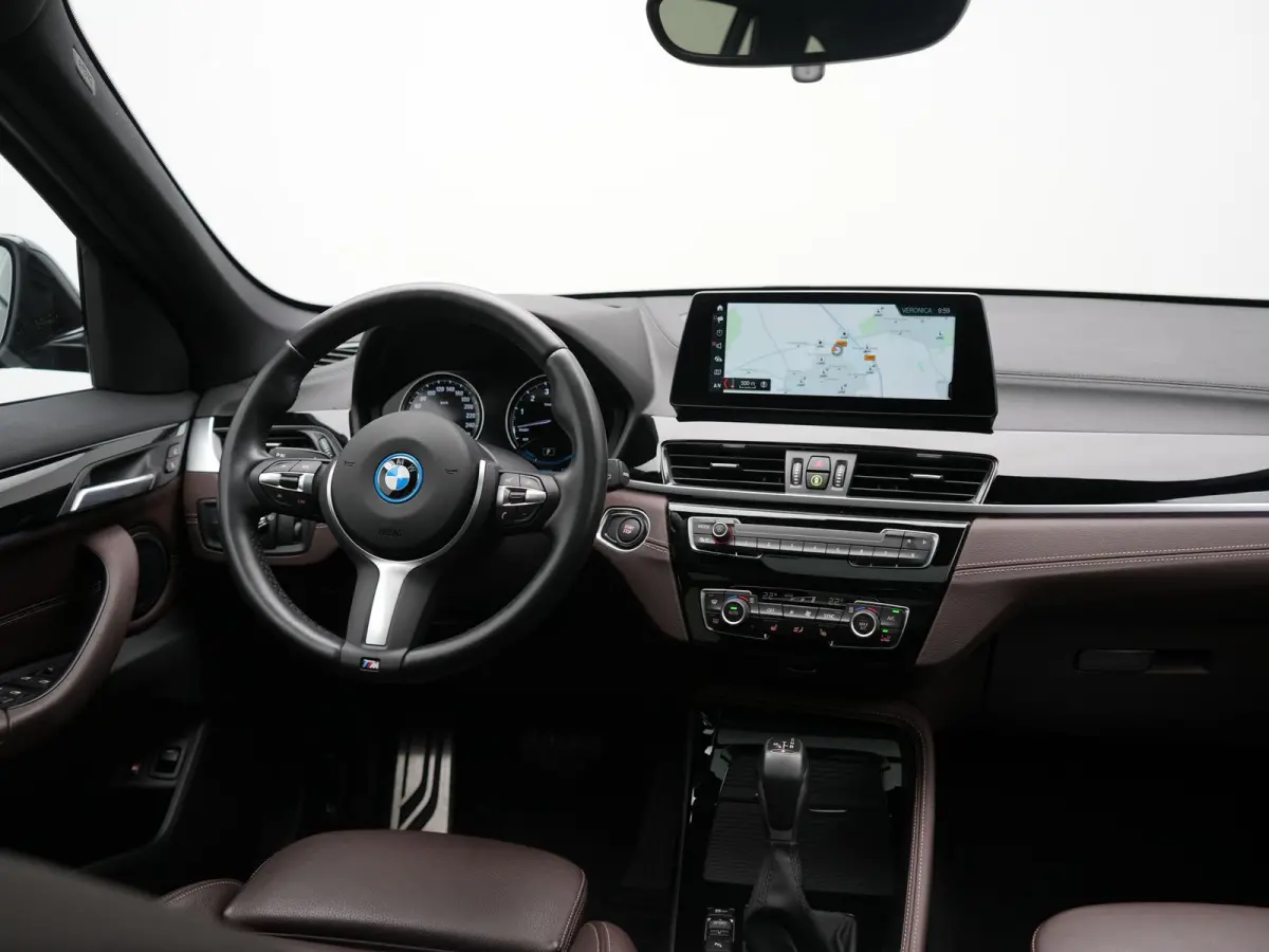 xDrive25e M Sport PHEV 221pk Dealer O.H. | Trekhaak Afn. | Panodak | Head Up | Adaptive Cruise | Camera | Lederen Sportstoelen Memory & Verwarmd | Keyless | Sfeerverlichting | Navigatie | DA