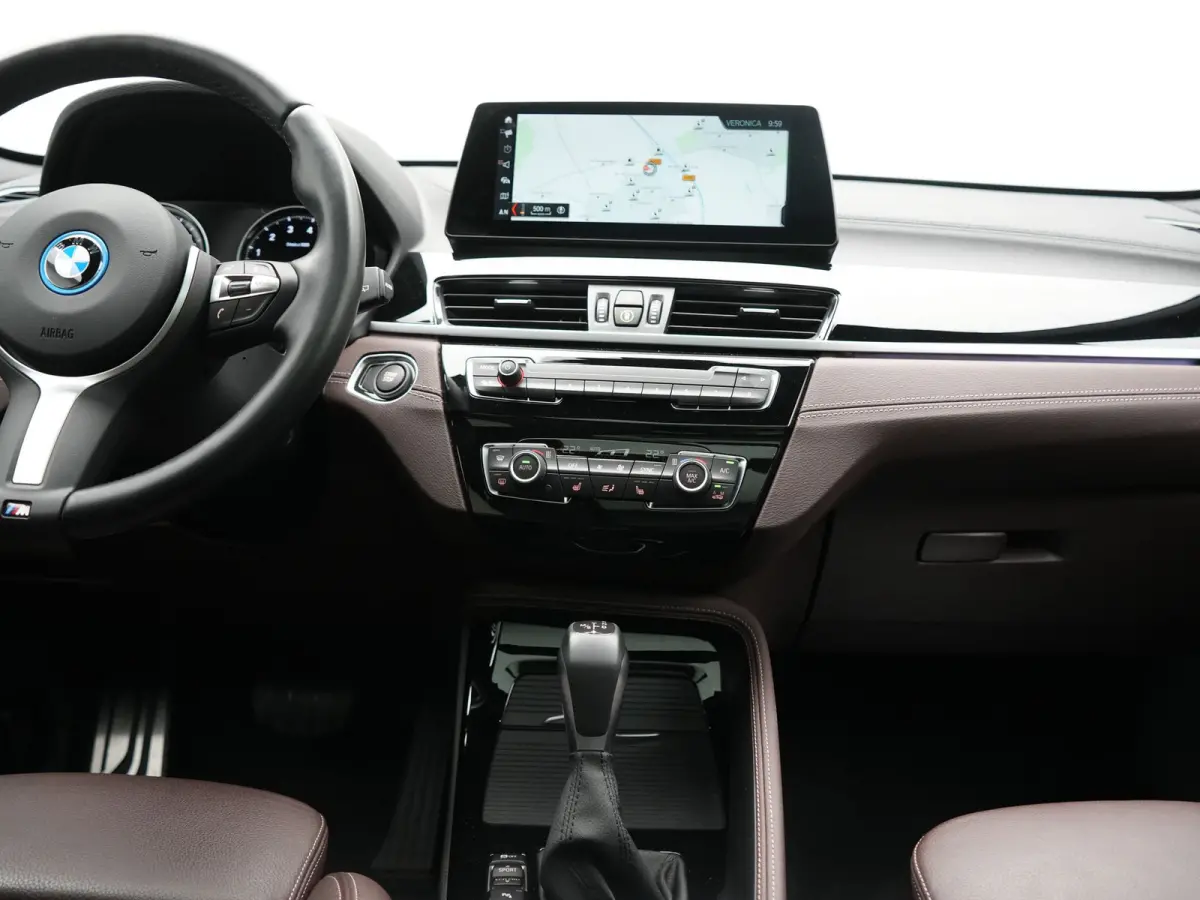 xDrive25e M Sport PHEV 221pk Dealer O.H. | Trekhaak Afn. | Panodak | Head Up | Adaptive Cruise | Camera | Lederen Sportstoelen Memory & Verwarmd | Keyless | Sfeerverlichting | Navigatie | DA