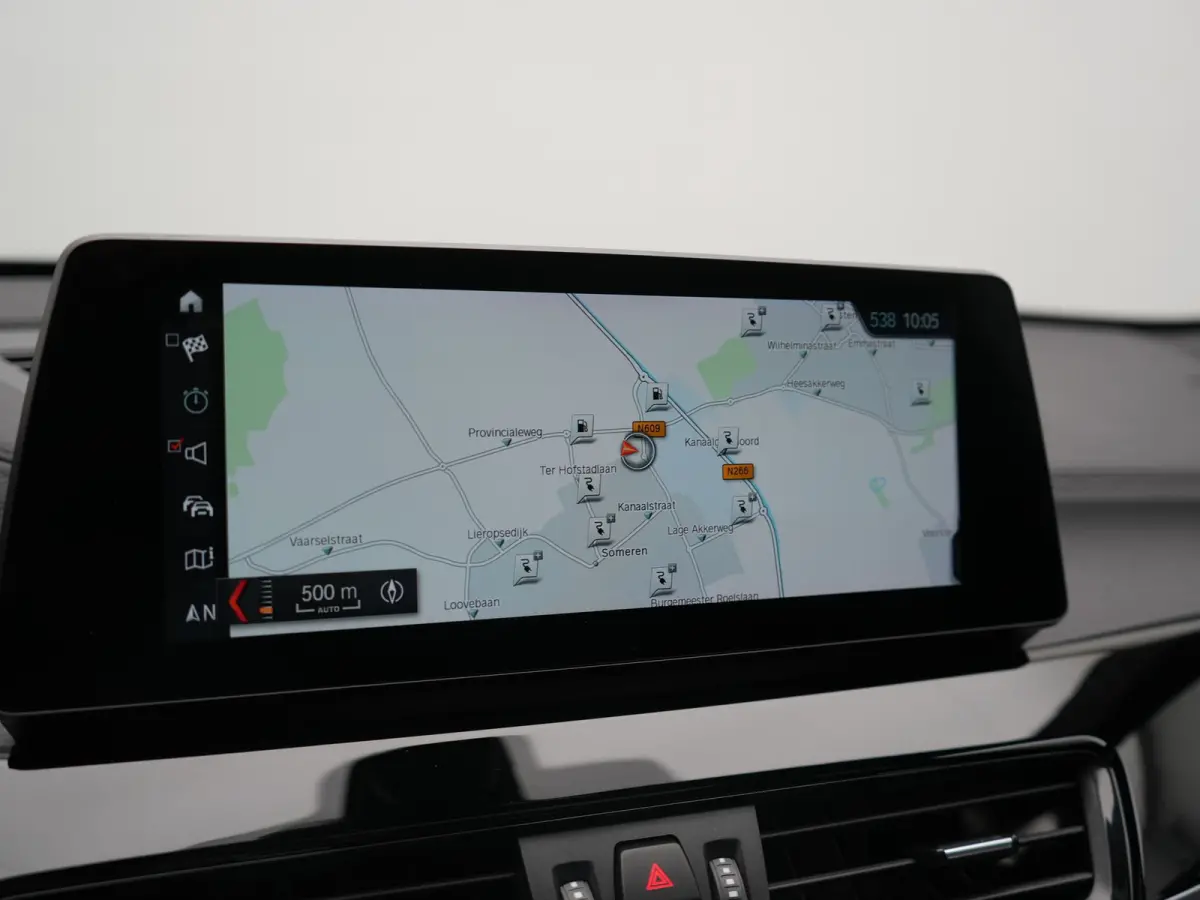 xDrive25e M Sport PHEV 221pk Dealer O.H. | Trekhaak Afn. | Panodak | Head Up | Adaptive Cruise | Camera | Lederen Sportstoelen Memory & Verwarmd | Keyless | Sfeerverlichting | Navigatie | DA