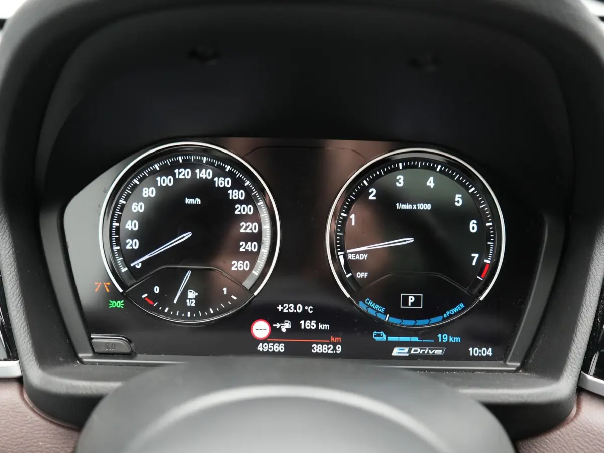 xDrive25e M Sport PHEV 221pk Dealer O.H. | Trekhaak Afn. | Panodak | Head Up | Adaptive Cruise | Camera | Lederen Sportstoelen Memory & Verwarmd | Keyless | Sfeerverlichting | Navigatie | DA
