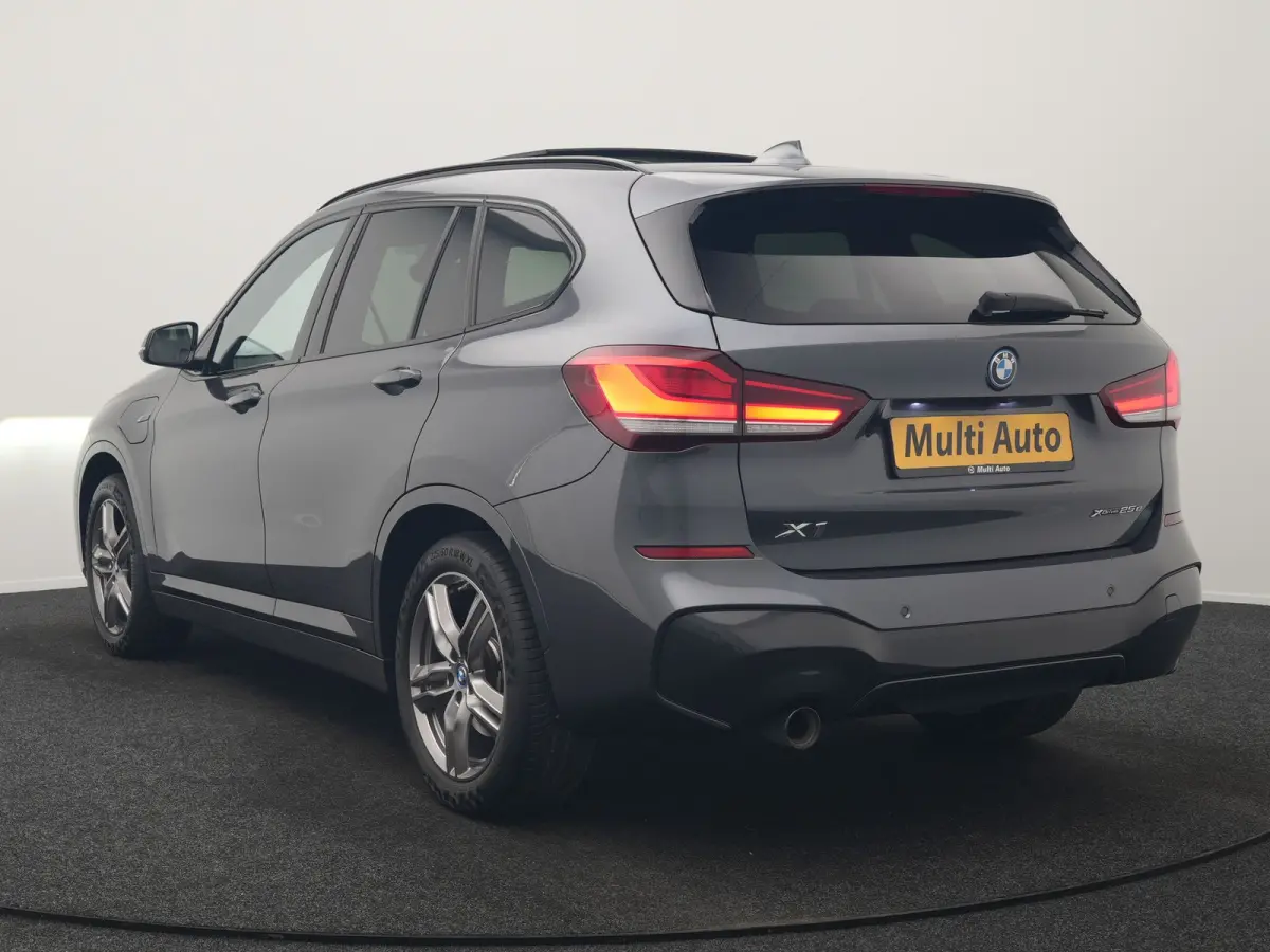 xDrive25e M Sport PHEV 221pk Dealer O.H. | Trekhaak Afn. | Panodak | Head Up | Adaptive Cruise | Camera | Lederen Sportstoelen Memory & Verwarmd | Keyless | Sfeerverlichting | Navigatie | DA