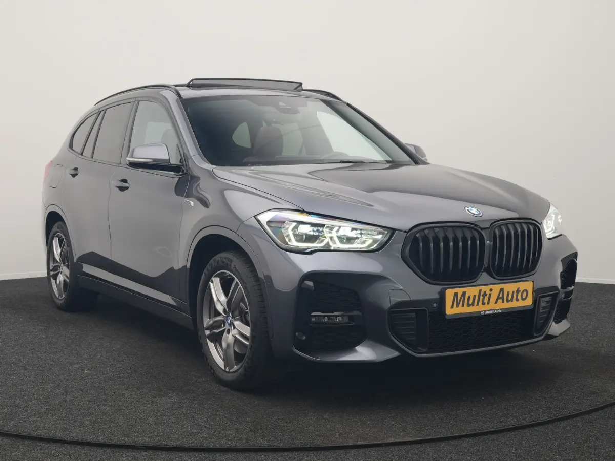 xDrive25e M Sport PHEV 221pk Dealer O.H. | Trekhaak Afn. | Panodak | Head Up | Adaptive Cruise | Camera | Lederen Sportstoelen Memory & Verwarmd | Keyless | Sfeerverlichting | Navigatie | DA