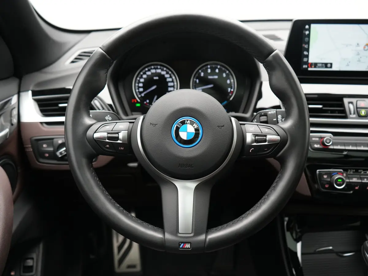 xDrive25e M Sport PHEV 221pk Dealer O.H. | Trekhaak Afn. | Panodak | Head Up | Adaptive Cruise | Camera | Lederen Sportstoelen Memory & Verwarmd | Keyless | Sfeerverlichting | Navigatie | DA