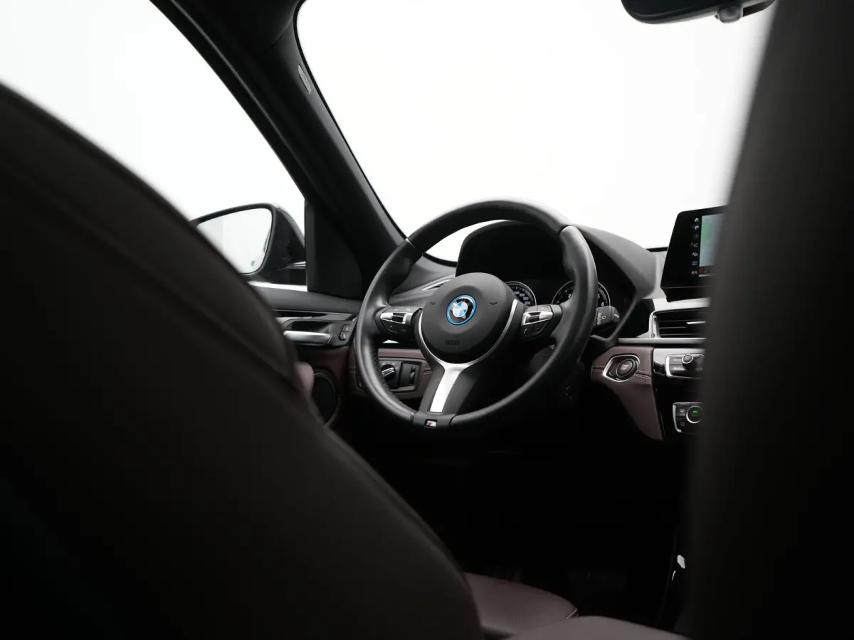 xDrive25e M Sport PHEV 221pk Dealer O.H. | Trekhaak Afn. | Panodak | Head Up | Adaptive Cruise | Camera | Lederen Sportstoelen Memory & Verwarmd | Keyless | Sfeerverlichting | Navigatie | DA