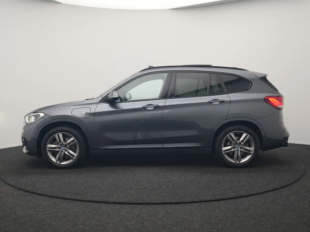 xDrive25e M Sport PHEV 221pk Dealer O.H. | Trekhaak Afn. | Panodak | Head Up | Adaptive Cruise | Camera | Lederen Sportstoelen Memory & Verwarmd | Keyless | Sfeerverlichting | Navigatie | DA
