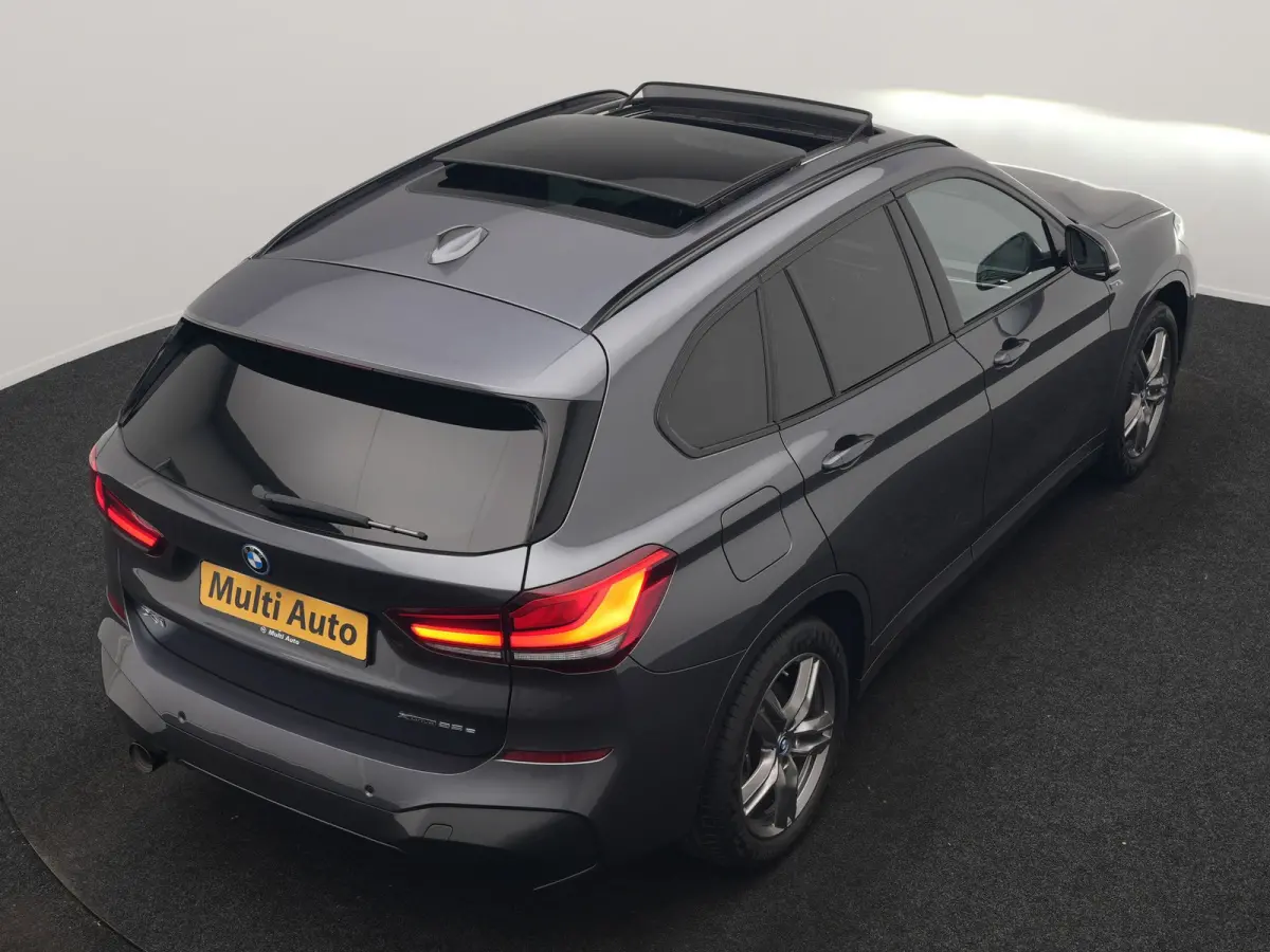 xDrive25e M Sport PHEV 221pk Dealer O.H. | Trekhaak Afn. | Panodak | Head Up | Adaptive Cruise | Camera | Lederen Sportstoelen Memory & Verwarmd | Keyless | Sfeerverlichting | Navigatie | DA