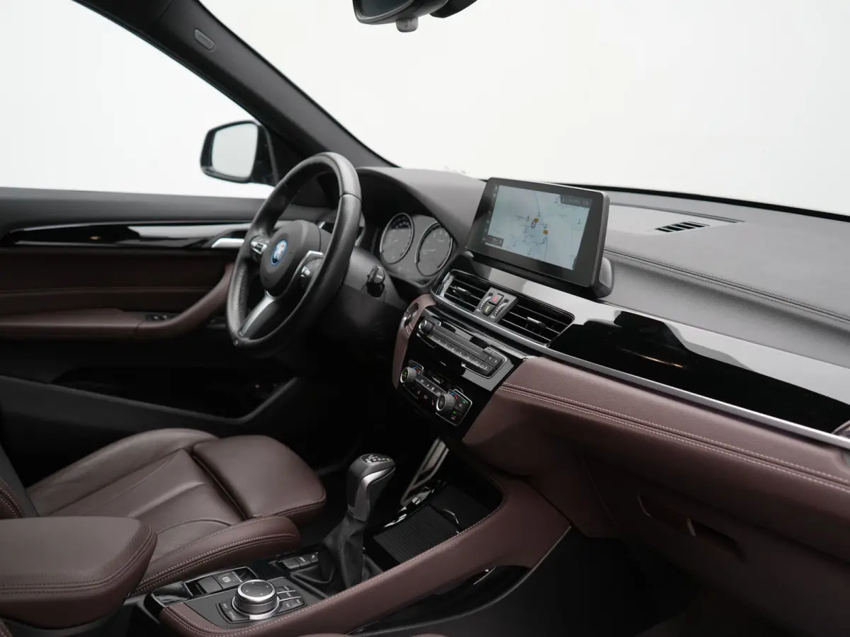xDrive25e M Sport PHEV 221pk Dealer O.H. | Trekhaak Afn. | Panodak | Head Up | Adaptive Cruise | Camera | Lederen Sportstoelen Memory & Verwarmd | Keyless | Sfeerverlichting | Navigatie | DA