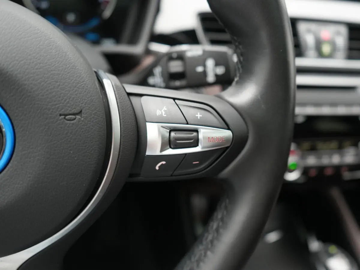 xDrive25e M Sport PHEV 221pk Dealer O.H. | Trekhaak Afn. | Panodak | Head Up | Adaptive Cruise | Camera | Lederen Sportstoelen Memory & Verwarmd | Keyless | Sfeerverlichting | Navigatie | DA